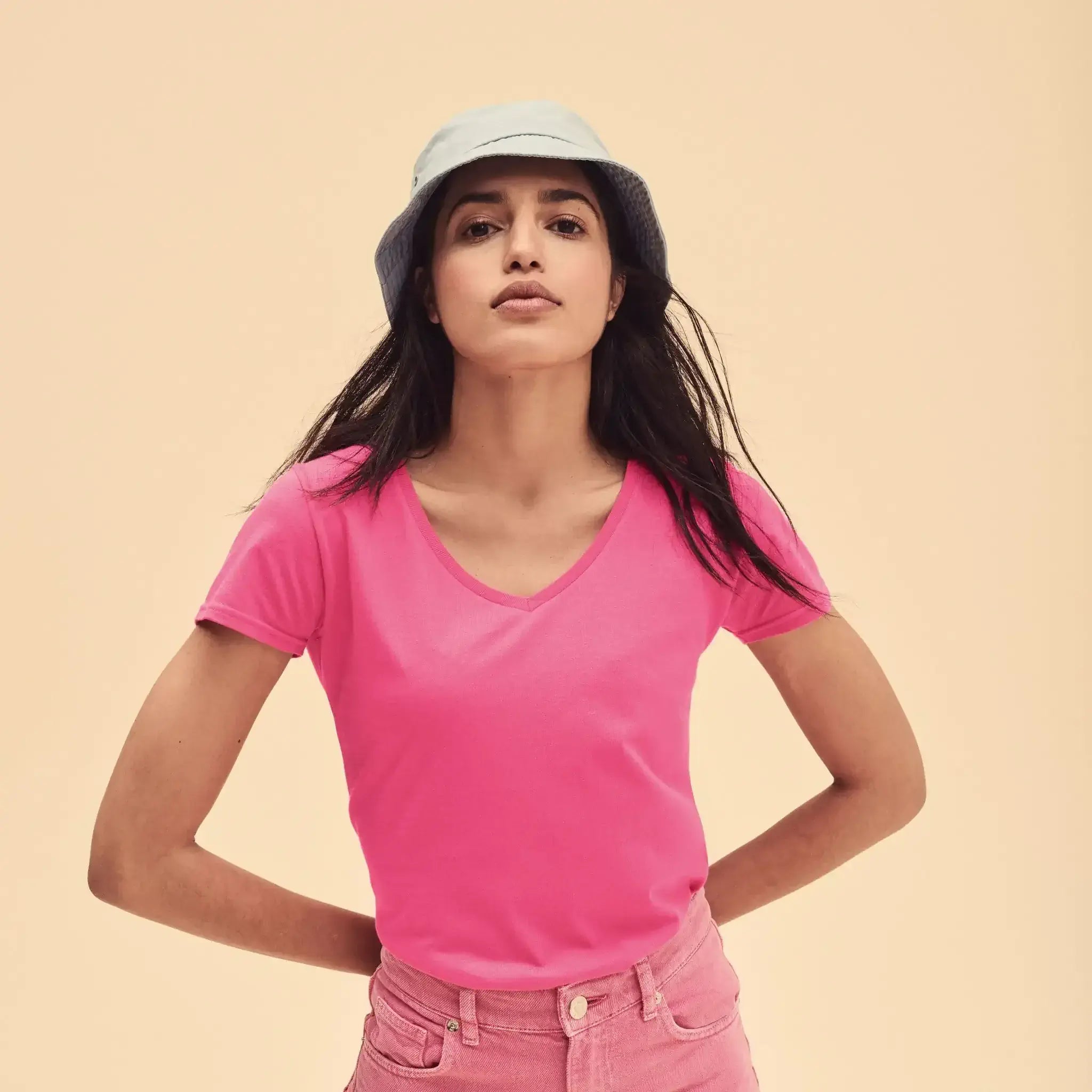 Fruit of the Loom Ladies T-Shirt Iconic 150 mit V-Ausschnitt, Farbe Fuchsia und Model