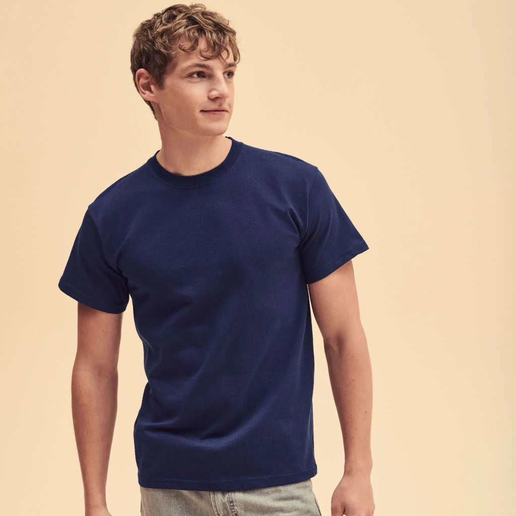Fruit of the Loom Heavy Cotton Herren T-Shirt in Navy – Tragebeispiel am Model im Studio