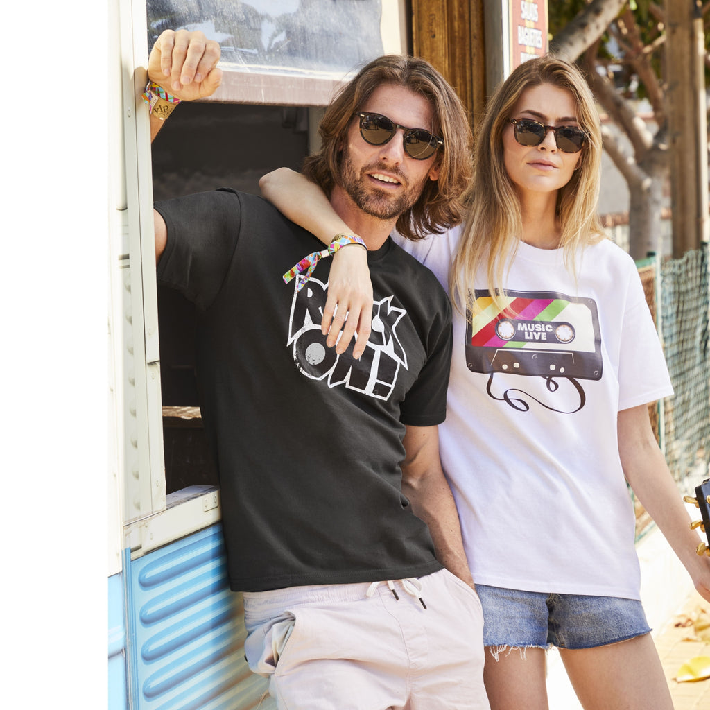 Fruit of the Loom Heavy Cotton T-Shirts in Schwarz und Weiß mit Print – Outdoor Lifestyle-Tragebeispiel an zwei Models