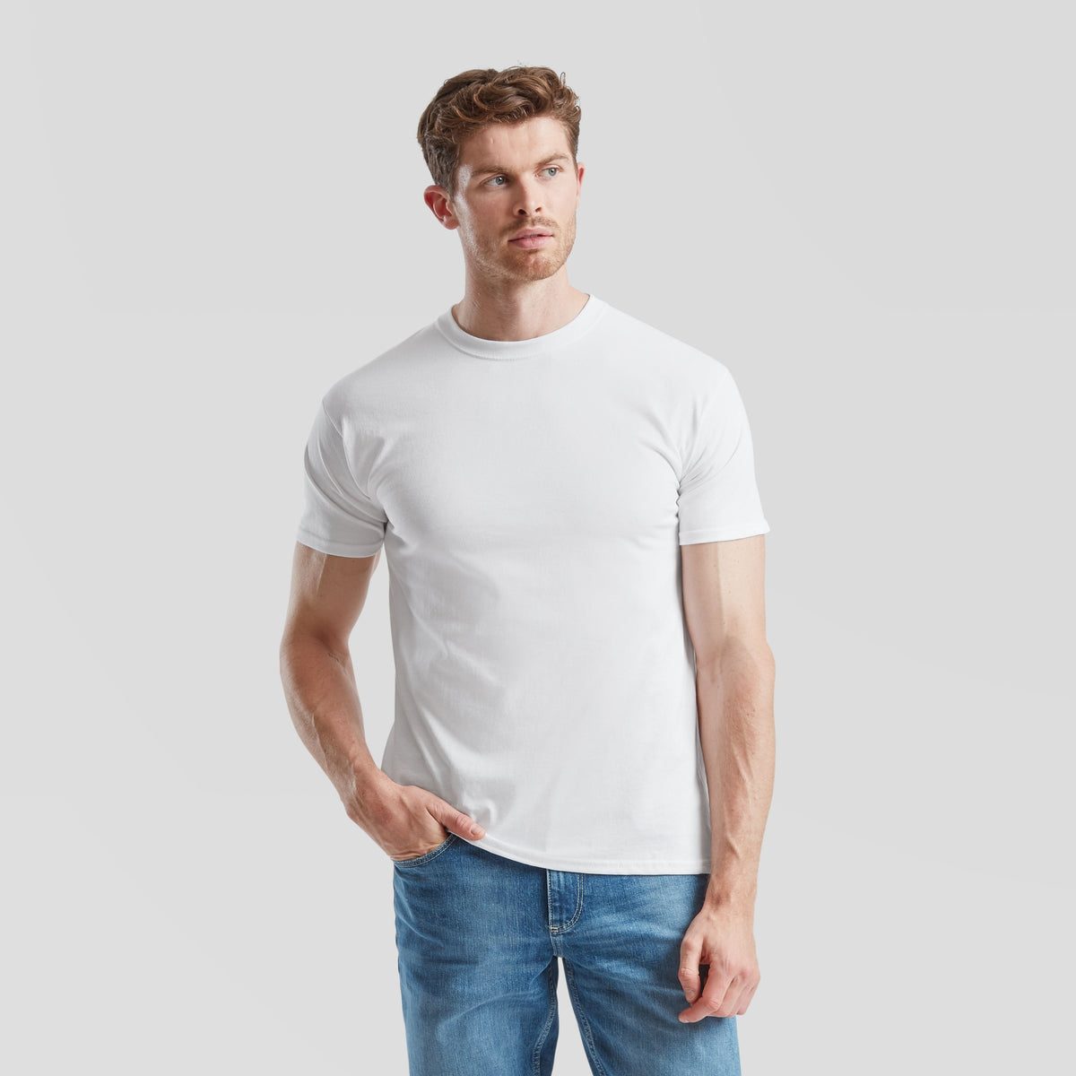 Fruit of the Loom Super Premium Herren T-Shirt in Weiß – Tragebeispiel am Model